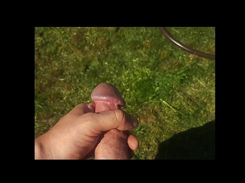 ❤️ Una guapa calenta es folla el seu cony rosa i es corre amb un esquitxat en un jardí d'estiu ❤️ Porno anal al ca.pornofilmtv.ru ❌